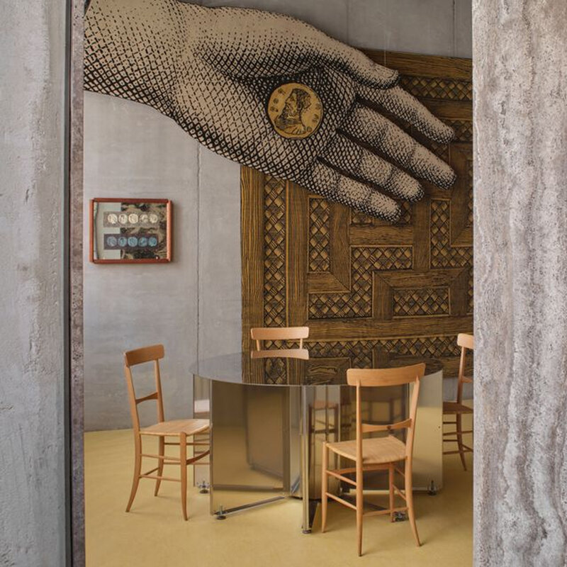 Mariella-cc-tapis-mattor-mano-con-moneta-miljöbild