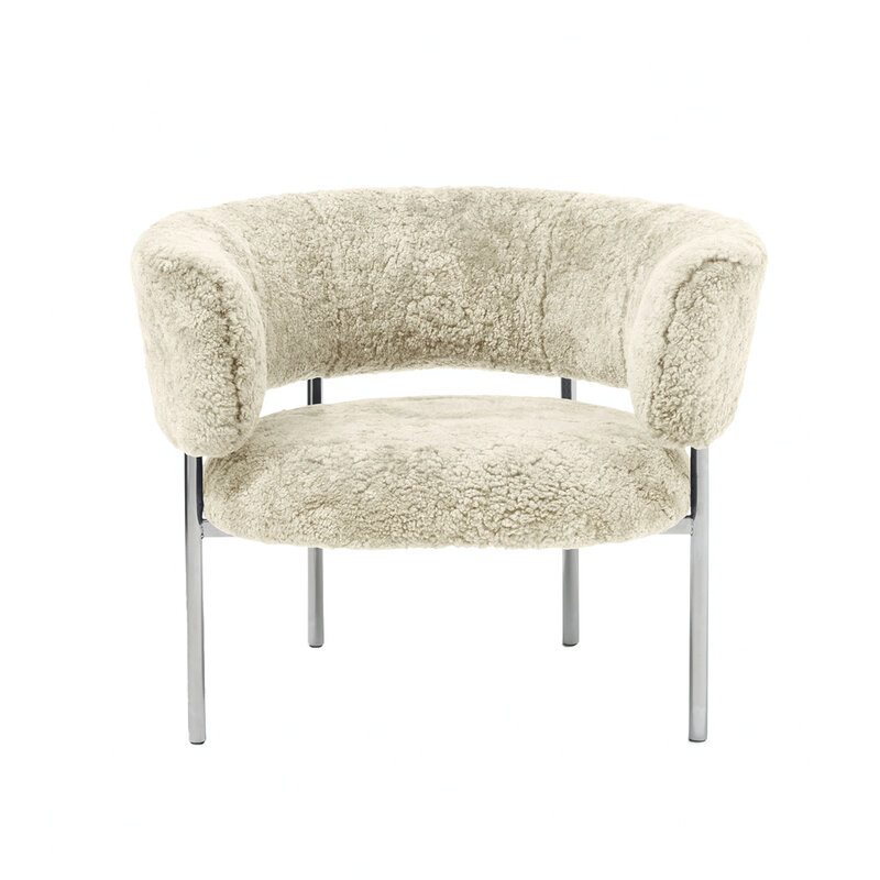 Mariella-fatolj-lounge-armchair-sheepskin-oyster-produktbild1