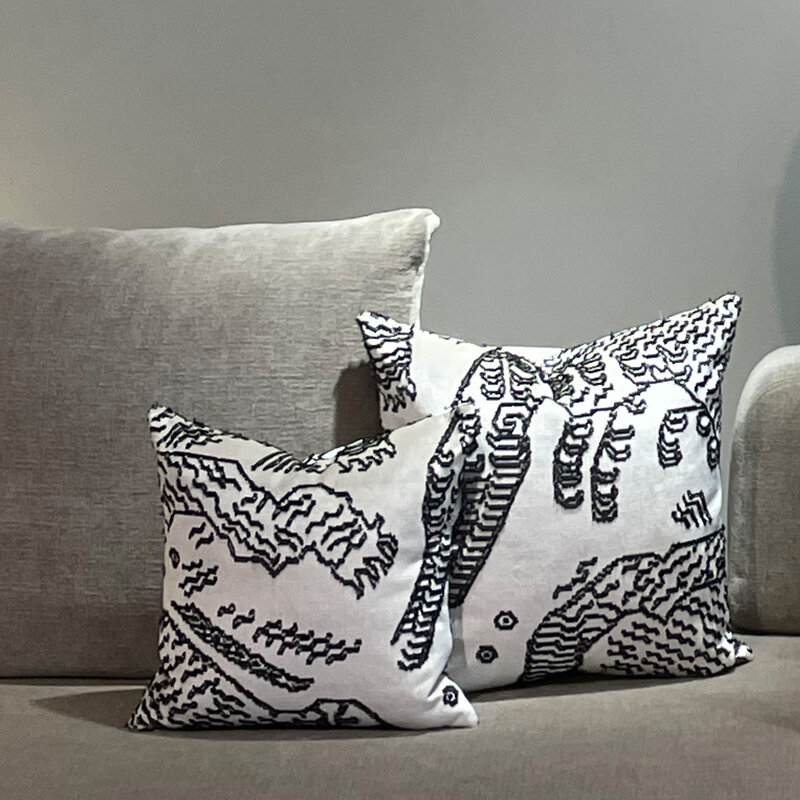 mariella-dedar-milano-kudde-tiger-mountain-white-black-hometextile-1