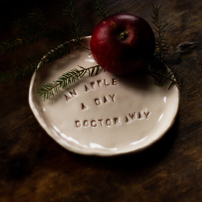 mariella-dukning-keramikfat-an-apple-a-day-miljobild