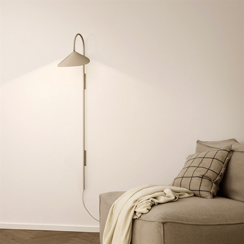 mariella-ferm-living-arum-wall-lamp-vagglampa-h-127-cashmere-miljobild