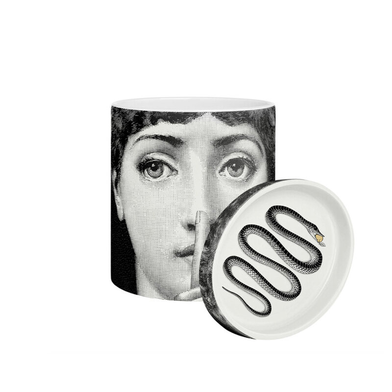 mariella-fornasetti-NEL-MENTRE-Large-scented-candle---Tema-e-Variazioni---Frutto-proibito-miljö-