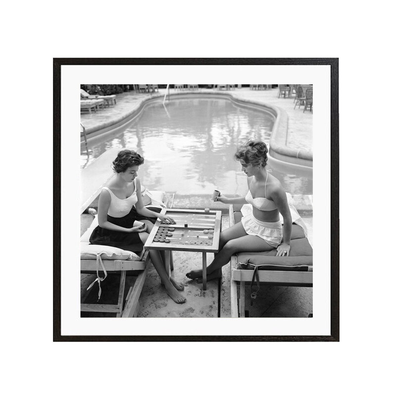 mariella-fotokonst--slim-aarons-las-backgammon-by-the-pool-frame
