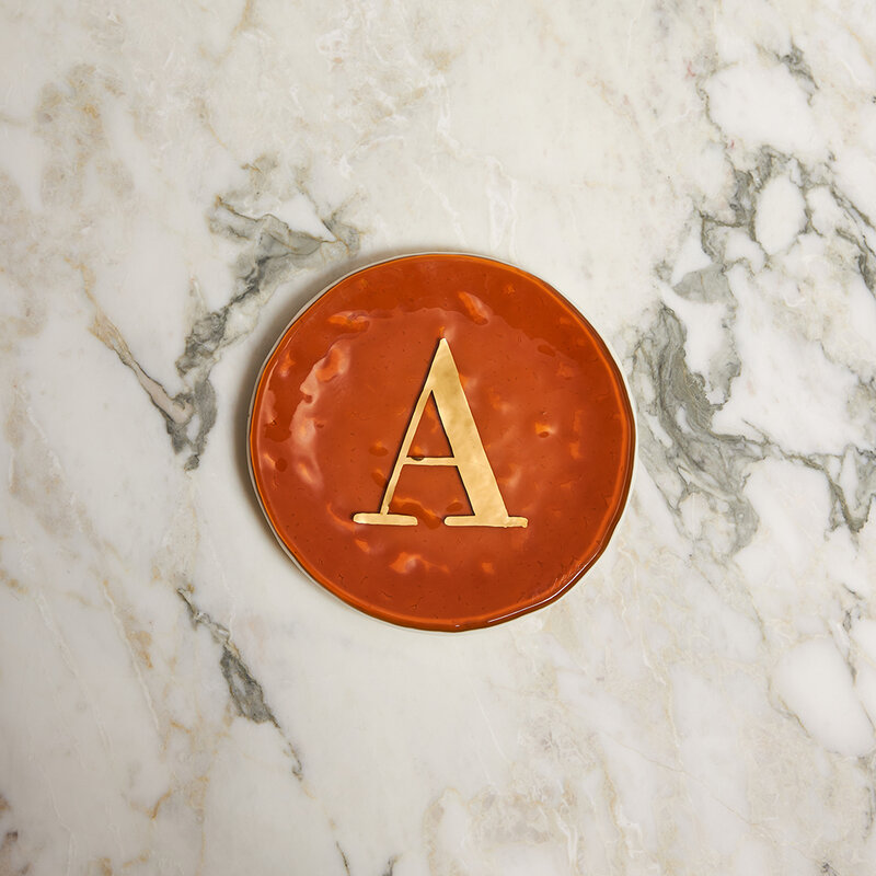 mariella-italien-keramik-bokstaven-A-amber-produktbild