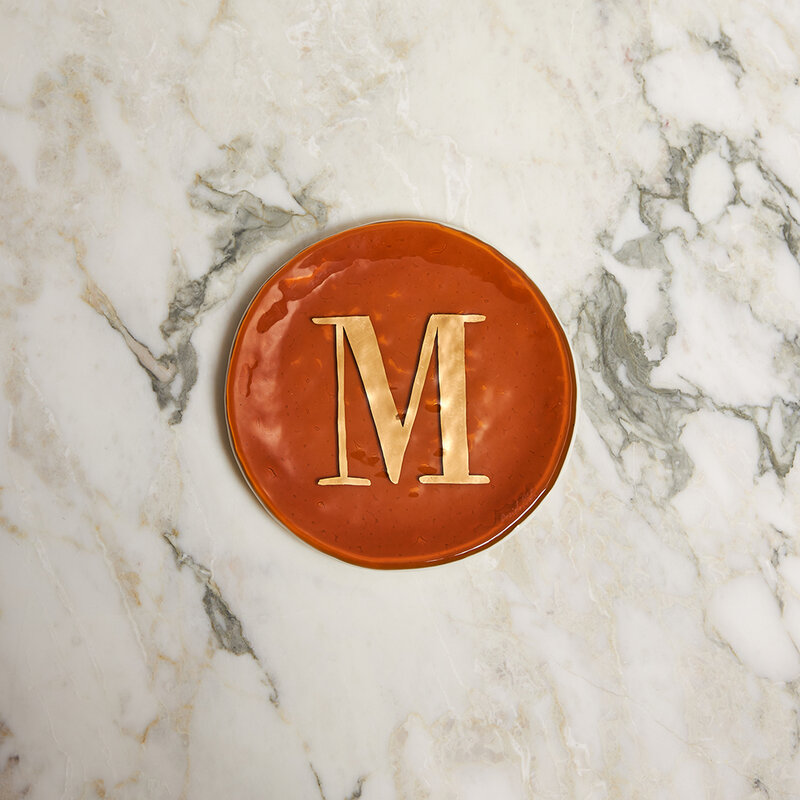 mariella-italien-keramik-bokstaven-M-amber-produktbild-