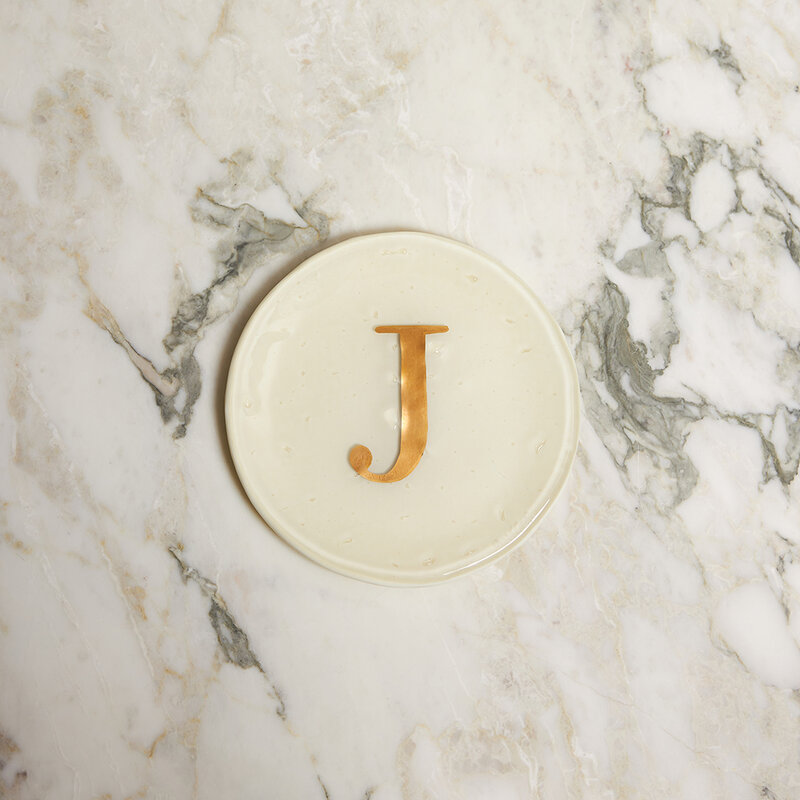 mariella-keramik-italien-bokstaven-J-cream-white-produktbild-