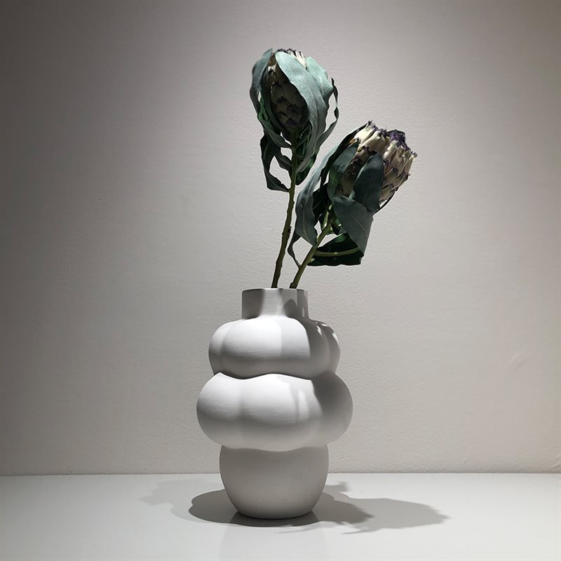 mariella-louise-roe-vase-balloon-04-vit-keramik-miljobild