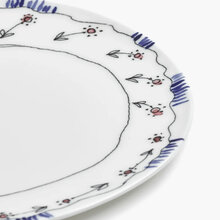 Mariella-20cm-assiett-Anemone-milk-Midnight-Flowers-detaljbild