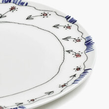 Mariella-28cm-tallrik-Anemone-milk-Midnight-Flowers-detaljbild