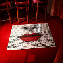 Mariella-Bocca-Rug-läppar-Matta-Fornasetti-CC-Tapis-Kollektion-miljöbild