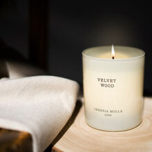 Mariella-Cereria-Molla-Doftljus-velvet-wood-miljöbild
