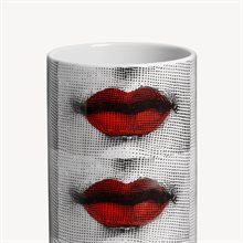 Mariella-Fornasetti-Vase-small-bocche-detaljbild