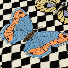 Mariella-Rug-Farfalle-e-losanghe-Fjäril-Matta-Fornasetti-CC-Tapis-Kollektion-detaljbild
