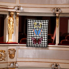 Mariella-Rug-Farfalle-e-losanghe-Fjäril-Matta-Fornasetti-CC-Tapis-Kollektion-miljöbild