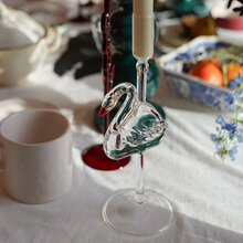 Mariella-ljusstake-klarglas-swan-lake-miljöbild