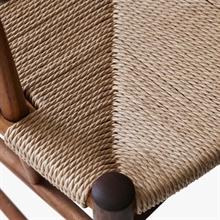 mariella-and-tradition-drawn-chair-hm4-walnut-valnot-close-up-narbild