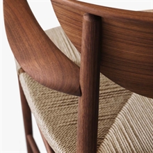 mariella-and-tradition-drawn-chair-hm4-walnut-valnot-closeup-narbild