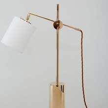 mariella-belysning-bordslampa-vaughan-farnham-desk-lamp-brass-produktbild