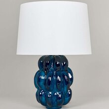 mariella-belysning-bordslampa-vaughan-table-lamp-Chablais-blue-produktbild