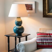 mariella-belysning-bordslampa-vaughan-table-lamp-avebury-teal-miljojbild