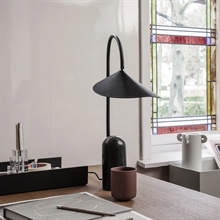 mariella-ferm-living-arum-table-lamp-bordslampa-svart-miljobild-2
