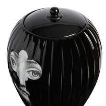 mariella-fornasetti-urna-Vase-Serratura-rigato-verticale-black-white-on-black-close-up-