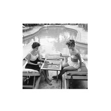 mariella-fotokonst--slim-aarons-las-backgammon-by-the-pool-motiv