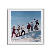 mariella-fotokonst-getty-slim-aarons-skiing-party-produktbild-framed