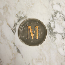 mariella-italien-keramik-bokstaven-M-dark-green-produktbild-