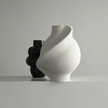 mariella-louise-roe-pirout-vase-02-raw-white-miljobild