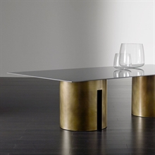 mariella-meridiani-gong-matbord-rektangulart-massing-metall-svart-miljobild