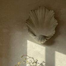 mariella-porta-romana-Scallop-Shell-Wall-Light-miljöbild.-jpg