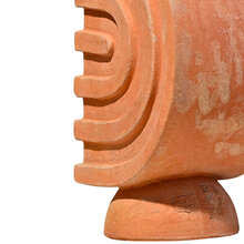 mariella-terracotta-Circle-skyscraper-produktbild-close-up-signatur-